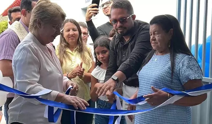 Prefeita Leninha Romão inaugura reforma da Escola no Distrito de Areias.